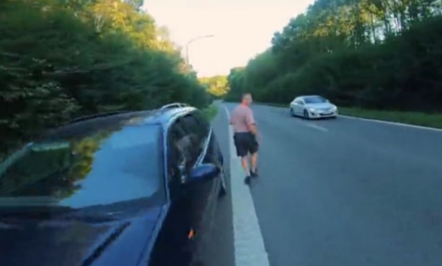 Οδηγός σταματάει τα διερχόμενα αμάξια για τον πιο ΣΠΟΥΔΑΙΟ λόγο!