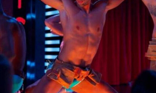 Εγκατέλειψε το ποδόσφαιρο για να γίνει… στρίπερ! (pics)