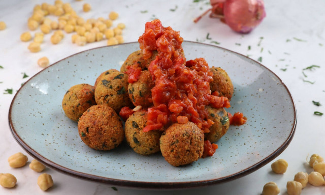 Ρεβυθοκεφτέδες με πικάντικη σάλτσα