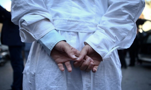 Επικουρικοί γιατροί: Οφείλονται μισθοί και εφημερίες μηνών - Κλινικές απειλούνται με κλείσιμο