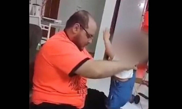 Έδερνε την μικρή του κόρη για να περπατήσει - Σοκαριστικό video