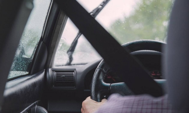 Μάλωσε με τη φίλη του μέσα στο αυτοκίνητο – Αυτό που έκανε για να την εκδικηθεί προκαλεί σοκ (pics)