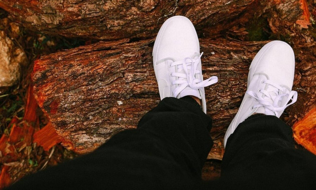 Πώς να καθαρίσεις τα λευκά sneakers με 5 γρήγορους τρόπους