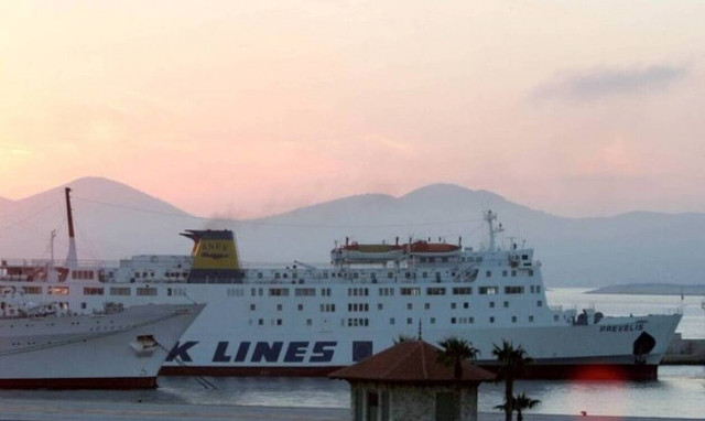 Αναχώρησε το «Πρέβελης» από το λιμάνι της Σητείας όπου προσέκρουσε