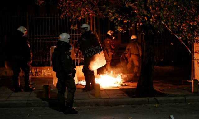 Επίθεση με βόμβες μολότοφ εναντίον των ΜΑΤ στα Εξάρχεια