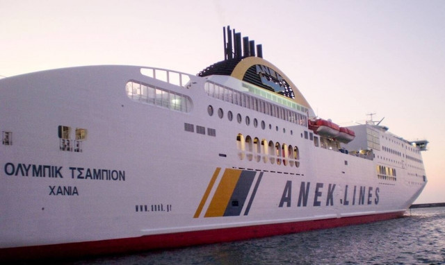 Ηγουμενίτσα: Νταλίκες κάηκαν ολοσχερώς από τη φωτιά στο πλοίο Olympic Champion - 3 τραυματίες