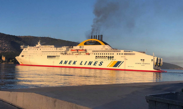 Ηγουμενίτσα: Από φορτηγό ξεκίνησε η φωτιά στο πλοίο - Τρεις τραυματίες (pics&vids)