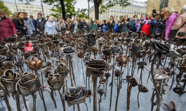 Ατσάλινα τριαντάφυλλα: Αποκαλύφθηκε στη Νορβηγία το μνημείο για τα θύματα της σφαγής του Μπρέιβικ