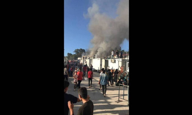 Μόρια: Οι πρώτες εικόνες από τη μεγάλη φωτιά στον καταυλισμό (pics+vids)