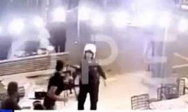 Ντοκουμέντο: Ο ξυλοδαρμός αστυνομικών στη Ν.Φιλαδέλφεια – Τον μαχαίρωσαν δίπλα στην κεντρική αρτηρία