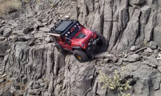 Βόλτα… θανάτου σε γκρεμό! Εικόνες που κόβουν την ανάσα (vid)