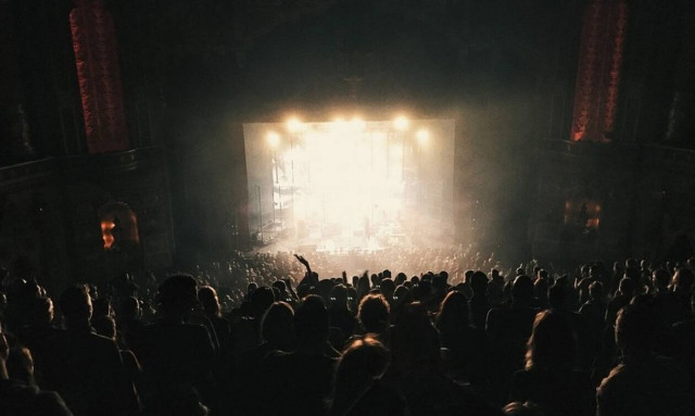 Αγωνία για διάσημο τραγουδιστή: Κατέρρευσε σε συναυλία – Τι συμβαίνει με την υγεία του; (pics) 