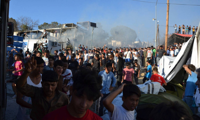 Μόρια: Σε τεντωμένο σκοινί μετά την τραγωδία και τα επεισόδια - Συνεδριάζει το υπουργικό συμβούλιο