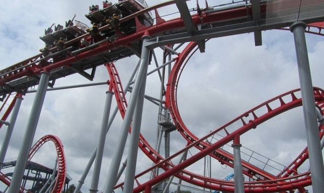 Βίντεο ΣΟΚ: Η στιγμή που τρενάκι του λούνα παρκ εκτροχιάζεται - Δύο νεκροί (vid)