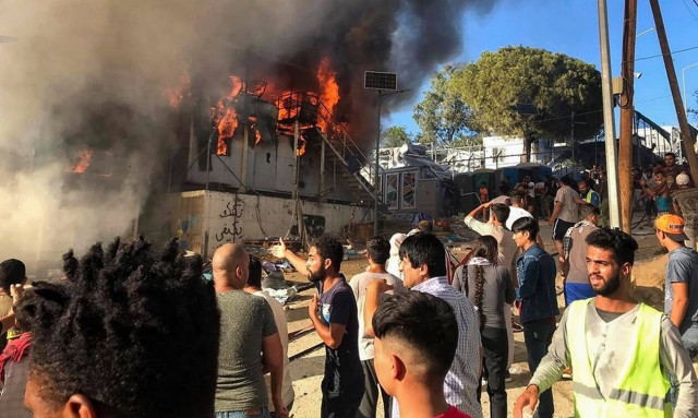 Μυτιλήνη: Πορεία αιτούντων άσυλο έξω από τη Μόρια	