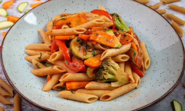 Πεντανόστιμη συνταγή για πένες ολικής με λαχανικά και μυρωδικά