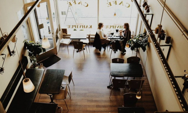 Υπάλληλος σε καφετέρια άνοιξε την τηλεόραση και όλοι «πάγωσαν» με αυτό που είδαν (video)