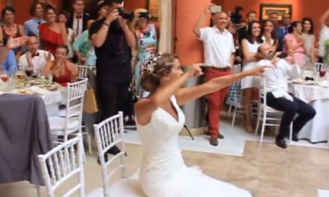 Νύφη τρελαίνεται με αυτό που βλέπει στην αίθουσα της δεξίωσης! (vid)