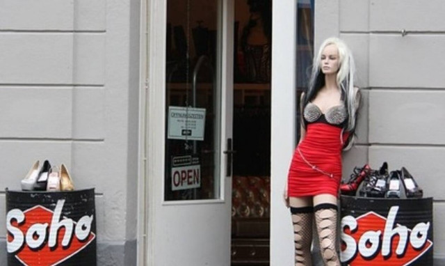 Τουρίστας βρήκε τραγικό θάνατο σε… sex shop