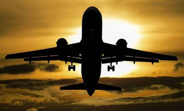 Πτήση θρίλερ: Η στιγμή που ο κινητήρας αεροπλάνου διαλύεται στον αέρα (pics)