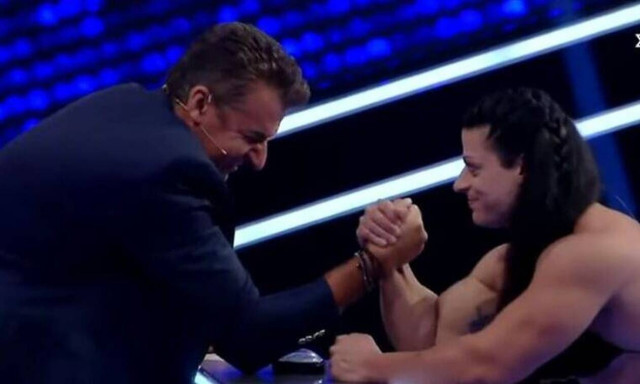 Ο Γιώργος Λιάγκας κάνει bras de fer με γυναίκα και ... ζορίζεται!