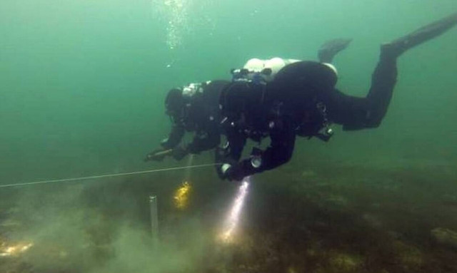 Απίστευτη ανακάλυψη: Δείτε τι βρήκαν σε λίμνη (pics)