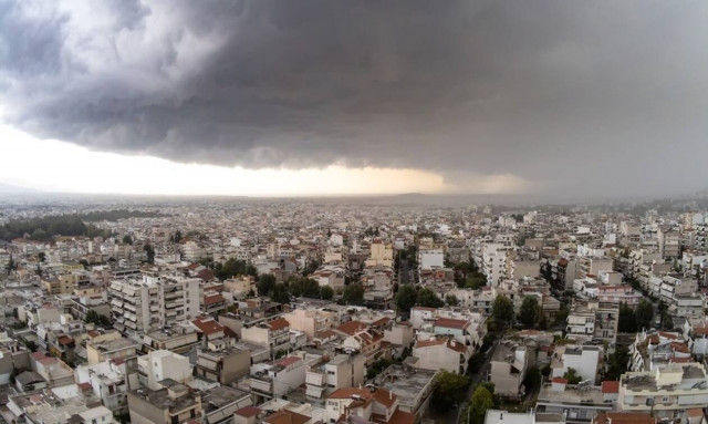 Καιρός: Ισχυρή και απρόβλεπτη καταιγίδα στην Αττική -  7.000 κεραυνοί στο σύνολο της χώρας