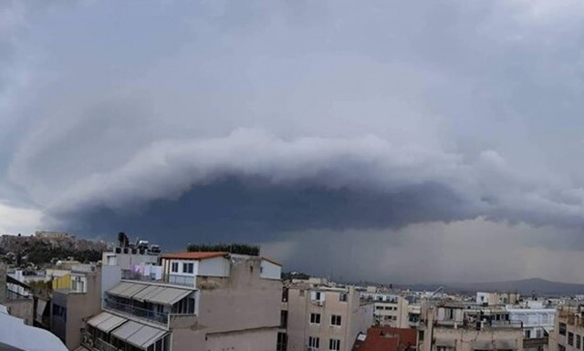 Κακοκαιρία: Μαύρα σύννεφα πάνω από την Αττική - Συγκλονιστικές εικόνες