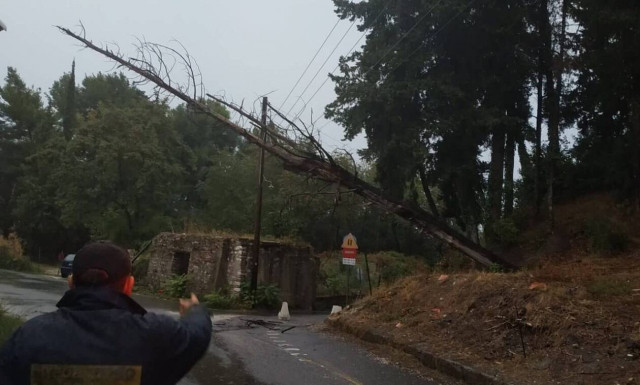 Καιρός: «Σαρώνει» την Κέρκυρα η κακοκαιρία – Προβλήματα στο νησί