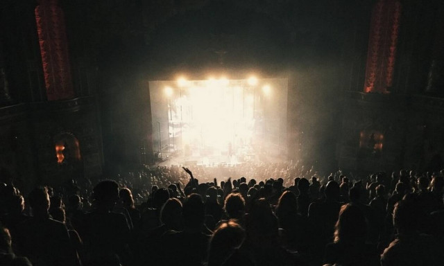 Πέθανε γνωστός τραγουδιστής – Έχασε την μάχη με τη λευχαιμία (pics)