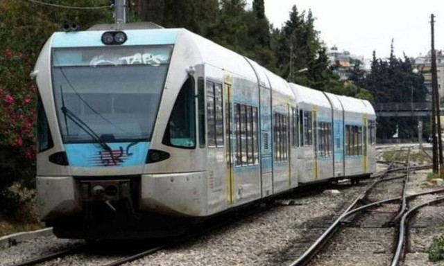 Καιρός τώρα: Διακόπηκαν τα δρομολόγια του προαστιακού - Πτώση δέντρου στις γραμμές