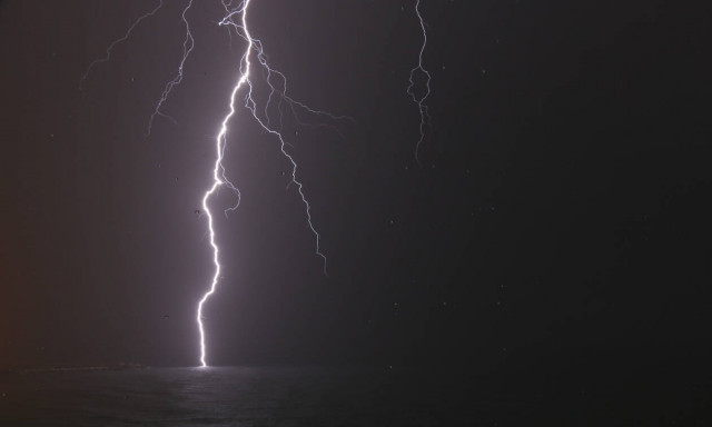 Διχασμένος ο καιρός: 27.000 κεραυνοί και ψυχρή εισβολή στη Βόρεια Ελλάδα – 38 βαθμοί στην Κρήτη