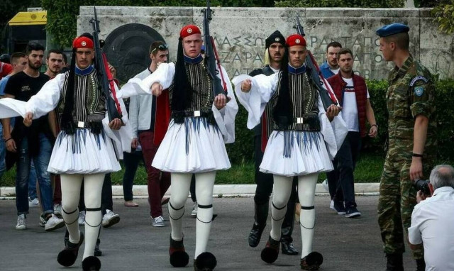 Ανατριχίλα: Οι Εύζωνες «ράγισαν τα τσιμέντα» στην παρέλαση της Ξάνθης