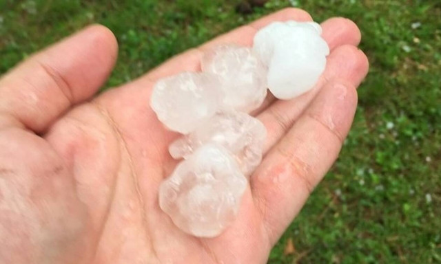 Καιρός: Άσπρισαν οι δρόμοι από το χαλάζι στην Αθήνα - Προσοχή! Δεν έφυγε η κακοκαιρία