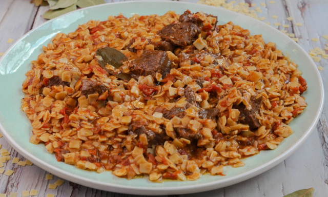 Η συνταγή της ημέρας: Μοσχαράκι κοκκινιστό με χυλοπιτάκια