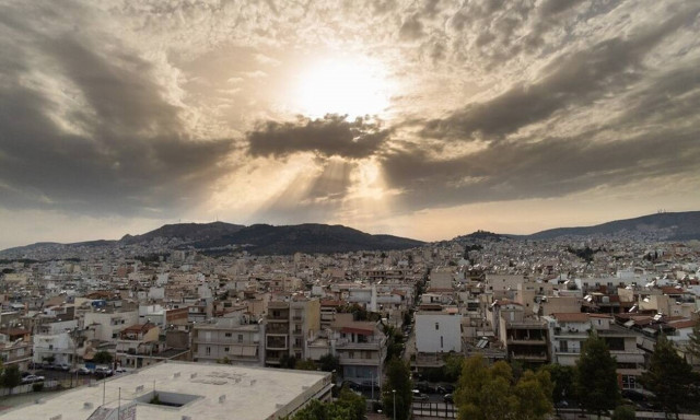 Αναποφάσιστος ο... καιρός: Μπουρίνια και 27 βαθμούς την Κυριακή - Πού θα βρέξει
