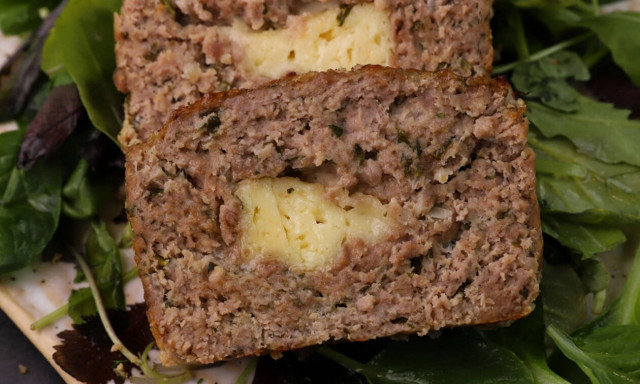 Η συνταγή της ημέρας: Ρολό κιμά με γραβιέρα