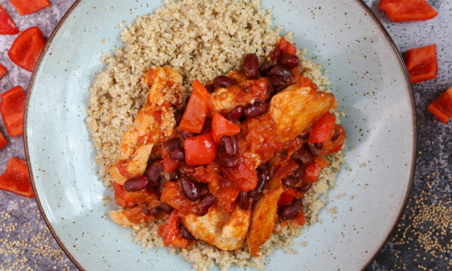 Πανεύκολη συνταγή για κοτόπουλο κοκκινιστό με κινόα