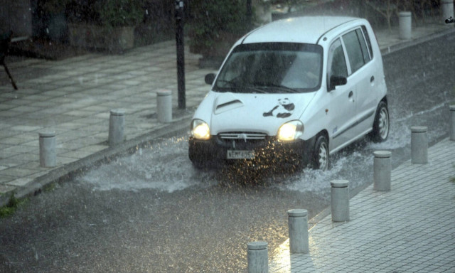 Κακοκαιρία: Πώς αποζημιώνονται από τη χαλαζόπτωση τα οχήματα 