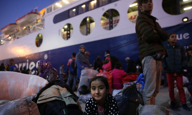 Στον Πειραιά άλλοι 453 μετανάστες από τη Μόρια (vid)