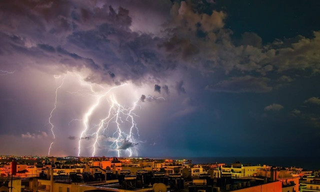 Τρόμος: Κεραυνός χτυπά άνδρα ενώ περπατά - ΠΡΟΣΟΧΗ: ΣΚΛΗΡΕΣ ΕΙΚΟΝΕΣ