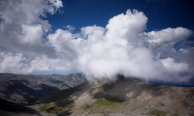 Καιρός: Έπεσαν τα πρώτα χιόνια - Δείτε πού το έστρωσε (εντυπωσιακές εικόνες)