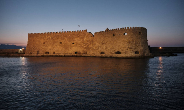 Airbnb: Διακοπές στην Κρήτη σε... σπηλιές λεπρών, με υπαίθριο καφενεδάκι και τζακούζι (vid)