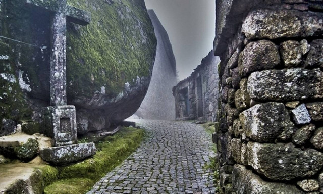 Το χωριό που είναι θαμμένο μέσα σε βράχους