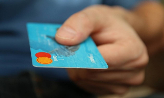 Αφορολόγητο: Πώς θα χτίζεται - Στο 30% του ετήσιου εισοδήματος οι δαπάνες με πλαστικό χρήμα