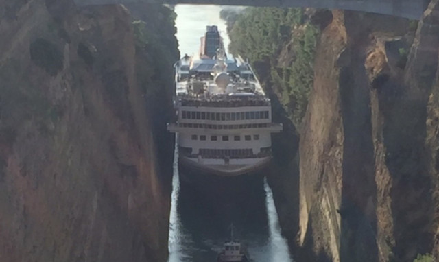 Το μεγαλύτερο κρουαζιερόπλοιο πέρασε από τον Ισθμό της Κορίνθου (pics)