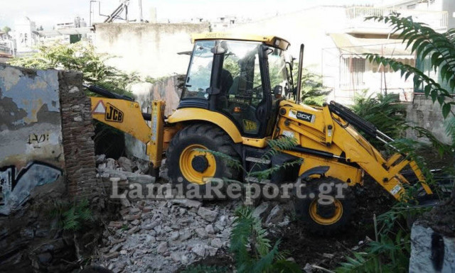 Ξεκίνησε η κατεδάφιση επικίνδυνων σπιτιών στη Λαμία (pics&vid)