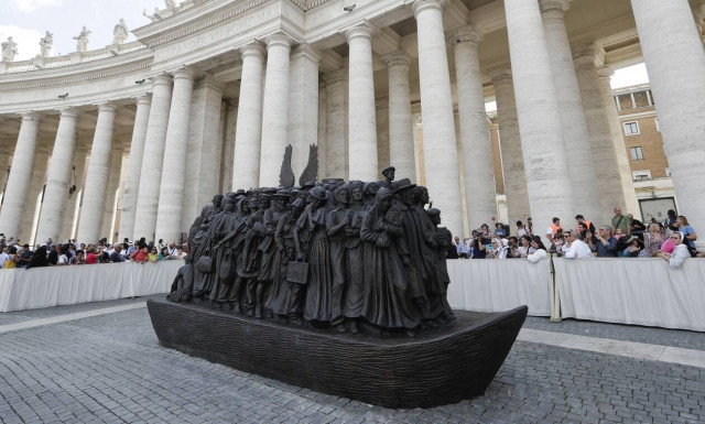 Βατικανό: Ένα γλυπτό για τους πρόσφυγες στην πλατεία του Αγίου Πέτρου (photos)