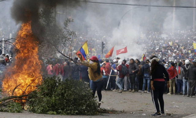 Χάος στον Ισημερινό: Σε κατάσταση πολιορκίας το Κίτο - Αυτόχθονες κατέλαβαν το άδειο κοινοβούλιο