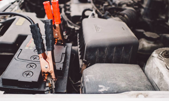 Μύρισαν καμένο από τη μηχανή του αυτοκινήτου – Όταν σήκωσαν το καπό έπαθαν σοκ (photos)